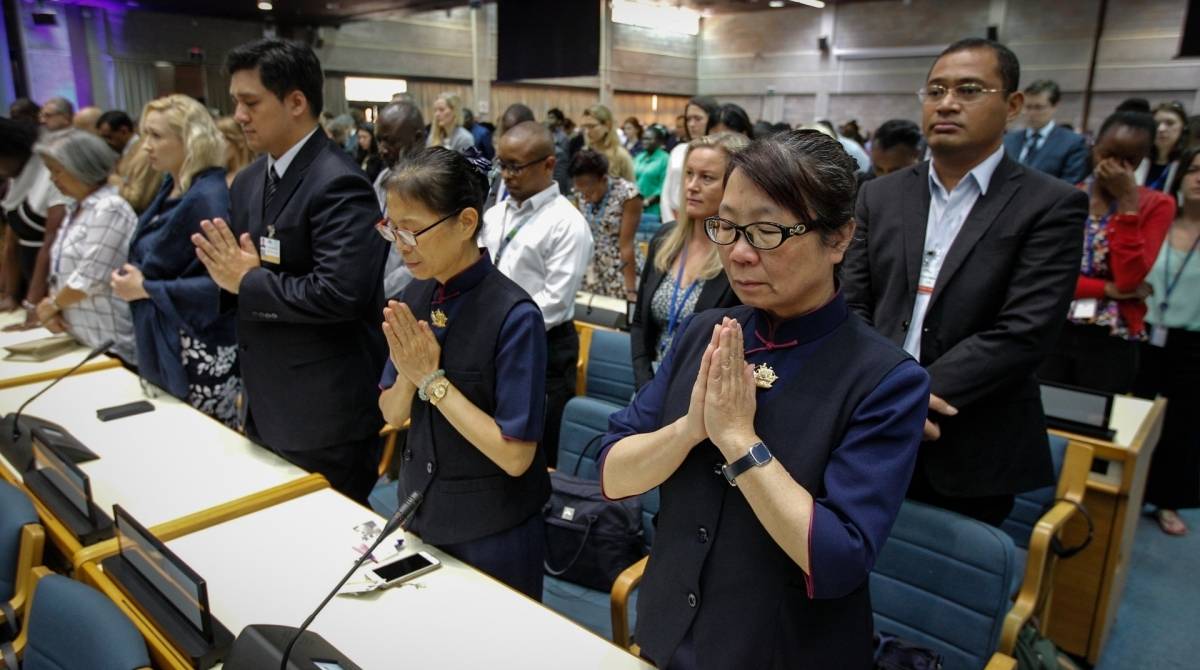 Representantes fazem um minuto de silêncio antes do plenário de abertura da 4ª Assembléia de Meio Ambiente da ONU, em Nairobi, no Quênia
