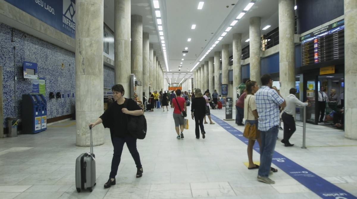 Depois do carnaval, a volta para casa. A opinião de quem está voltando e de quem está indo embora e como foram as vendas de carnaval nas praias. Na foto, aeroporto vazio. Viajantes deram preferência pelas viagens de ônibus.    