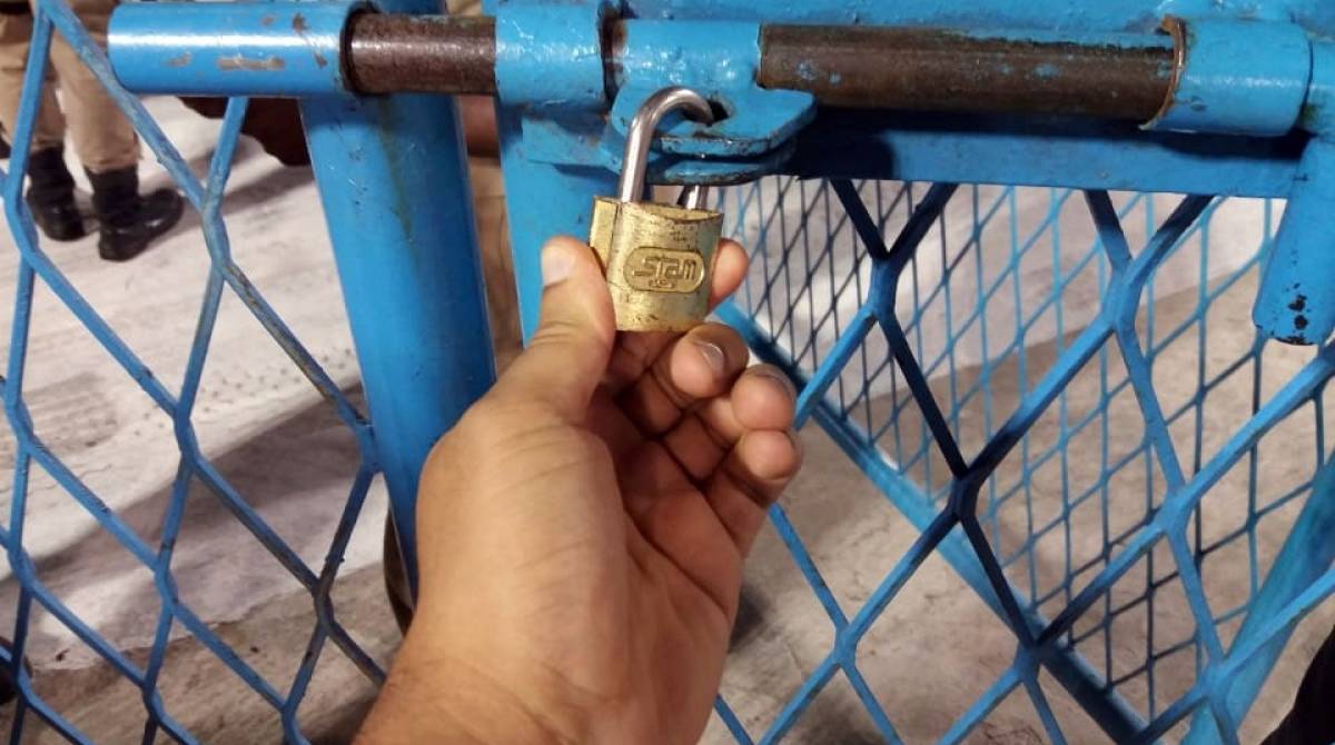 Saída de emergência trancada com cadeado