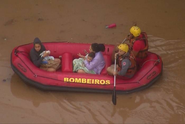 Mulheres e crianÃ§as resgatadas em bote por Bombeiros em SÃ£o Paulo