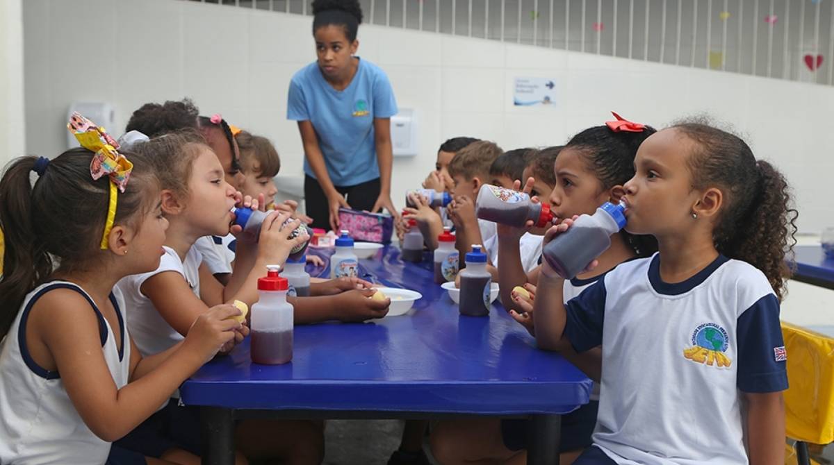 Alunos do colégio SEFA no horário de lanche
