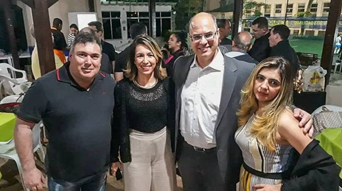 Revista publicou fotos e mensagens que registram relação entre o advogado Luiz Carlos Azenha e o governador Wilson WItzel