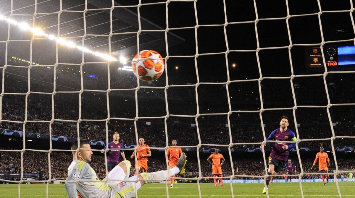 Barcelona's Argentinian forward Lionel Messi (2R) scores a penalty kick against Lyon's Portuguese goalkeeper Anthony Lopes during the UEFA Champions League round of 16, second leg football match between FC Barcelona and Olympique Lyonnais at the Camp Nou stadium in Barcelona on March 13, 2019. (Photo by Josep LAGO / AFP)