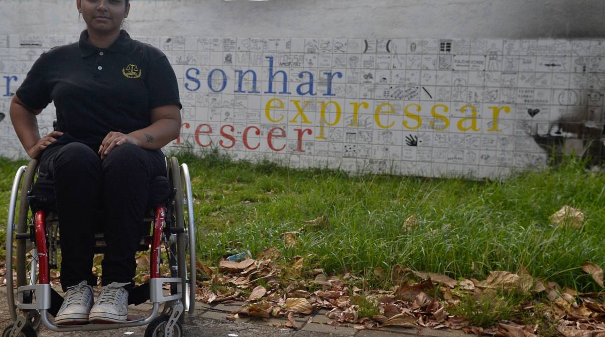 Umas das sobreviventes, Thayane Tavares, de 21 anos, est&aacute; no terceiro per&iacute;odo da faculdade de Direito  - Armando Paiva/ Agencia O Dia 