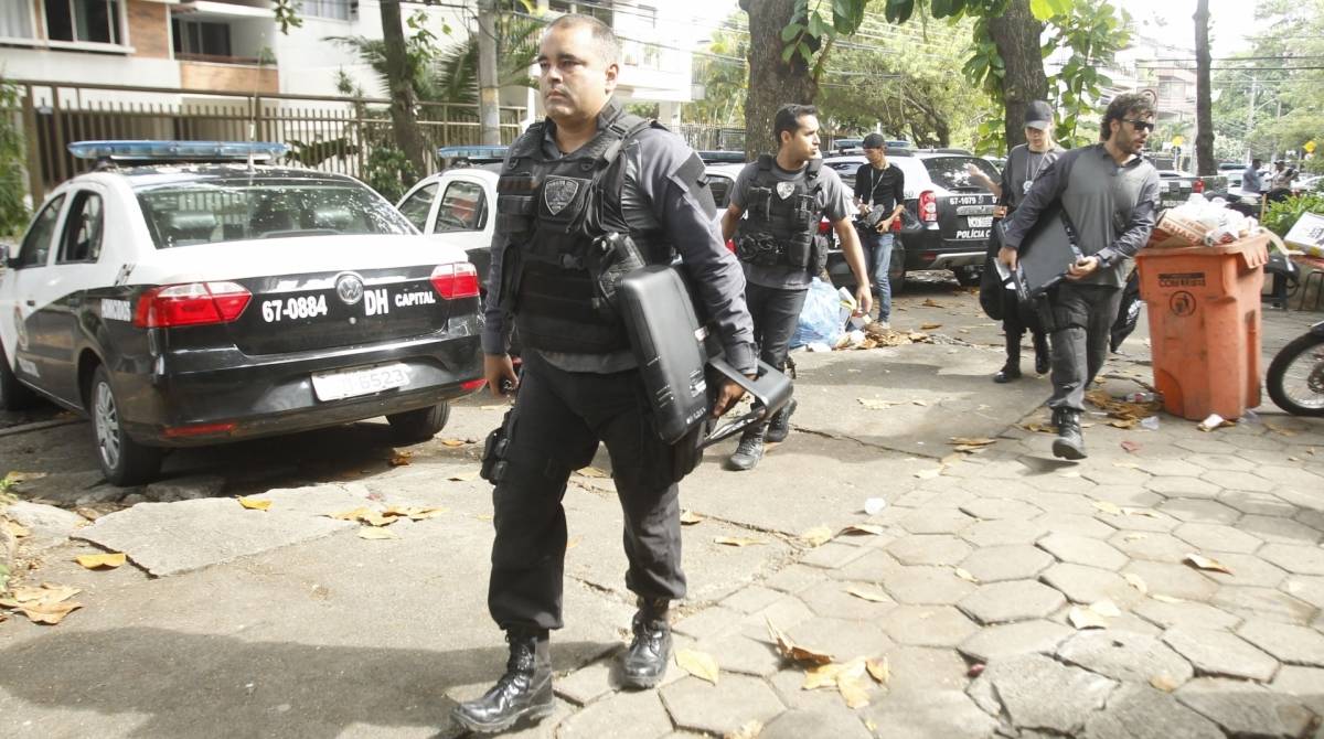 Policiais chegam com material apreendido de alvos da operação contra envolvidos nos assassinatos de Marielle Franco e Anderson Gomes - Estefan Radovicz / Agência O Dia