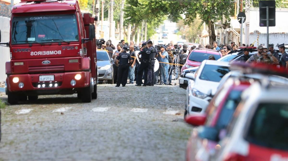 Movimenta&ccedil;&atilde;o policial em frente &agrave; Escola Estadual Raul Brasil, em Suzano, Grande S&atilde;o Paulo, onde ataque deixou 10 mortos e nove feridos, entre alunos, funcion&aacute;rios do col&eacute;gio e os atiradores, que se suicidaram
