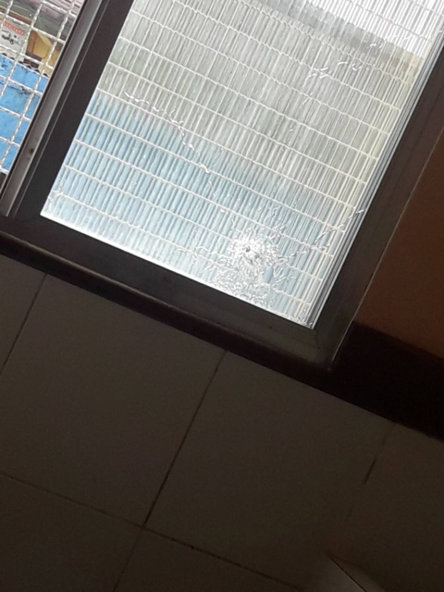 Refeitório do Colégio Estadual Marcilio Dias foi atingido por tiros nesta manhã