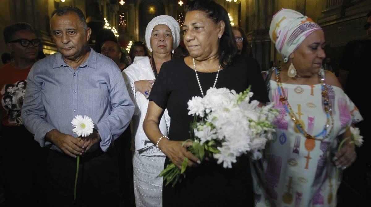  Uma série de eventos programados para esta quinta-feira vão lembrar o primeiro ano da execução de Marielle Franco e do motorista Anderson Gomes. Desde o início da manhã, simpatizantes da vereadora estão nas ruas em atos. Na foto, pai e mãe de Danielle na missa de um ano de sua morte celebrada na Igreja da Candelária,centro do Rio.                             Estefan Radovicz / Agência O Dia                                   CIDADE,RIO,MARIELLE,ANIVERÁRIO,MORTE