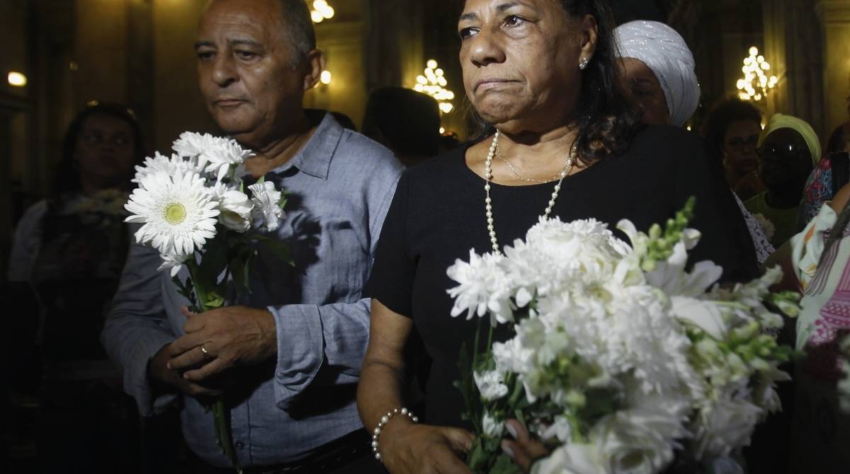  Uma série de eventos programados para esta quinta-feira vão lembrar o primeiro ano da execução de Marielle Franco e do motorista Anderson Gomes. Desde o início da manhã, simpatizantes da vereadora estão nas ruas em atos. Na foto, pai e mãe de Danielle na missa de um ano de sua morte celebrada na Igreja da Candelária,centro do Rio.                             Estefan Radovicz / Agência O Dia                                   CIDADE,RIO,MARIELLE,ANIVERÁRIO,MORTE