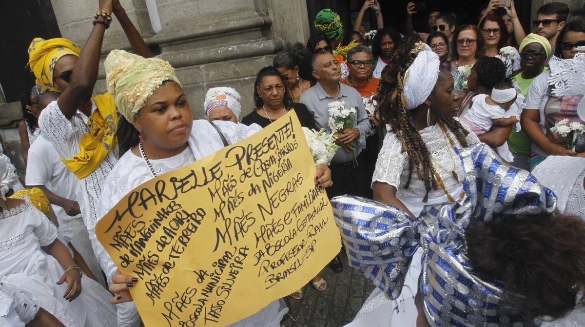  Uma série de eventos programados para esta quinta-feira vão lembrar o primeiro ano da execução de Marielle Franco e do motorista Anderson Gomes. Desde o início da manhã, simpatizantes da vereadora estão nas ruas em atos. Na foto, pai e mãe de Danielle na missa de um ano de sua morte celebrada na Igreja da Candelária,centro do Rio.Na saída, grupos afro cantaram em homenagem a Marielle.                            Estefan Radovicz / Agência O Dia                                   CIDADE,RIO,MARIELLE,ANIVERÁRIO,MORTE