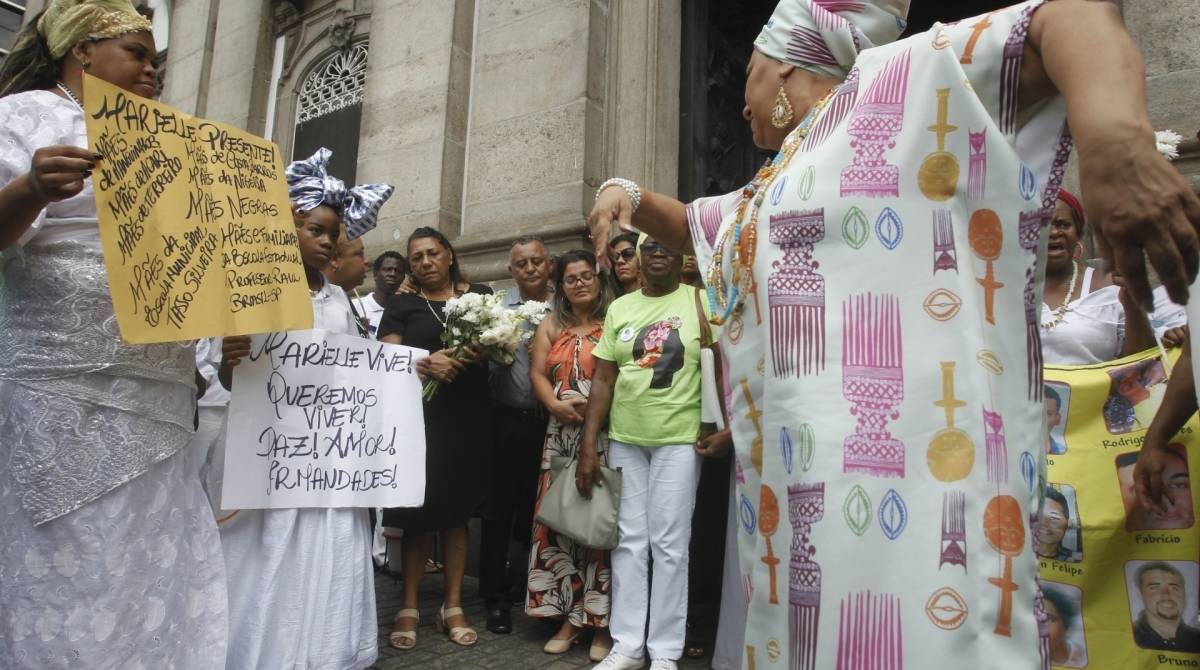  Uma série de eventos programados para esta quinta-feira vão lembrar o primeiro ano da execução de Marielle Franco e do motorista Anderson Gomes. Desde o início da manhã, simpatizantes da vereadora estão nas ruas em atos. Na foto, pai e mãe de Danielle na missa de um ano de sua morte celebrada na Igreja da Candelária,centro do Rio.Na saída, grupos afro cantaram em homenagem a Marielle.                            Estefan Radovicz / Agência O Dia                                   CIDADE,RIO,MARIELLE,ANIVERÁRIO,MORTE