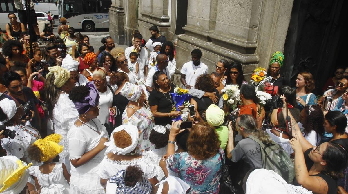  Uma série de eventos programados para esta quinta-feira vão lembrar o primeiro ano da execução de Marielle Franco e do motorista Anderson Gomes. Desde o início da manhã, simpatizantes da vereadora estão nas ruas em atos. Na foto, pai e mãe de Danielle na missa de um ano de sua morte celebrada na Igreja da Candelária,centro do Rio.Na saída, grupos afro cantaram em homenagem a Marielle.                            Estefan Radovicz / Agência O Dia                                   CIDADE,RIO,MARIELLE,ANIVERÁRIO,MORTE