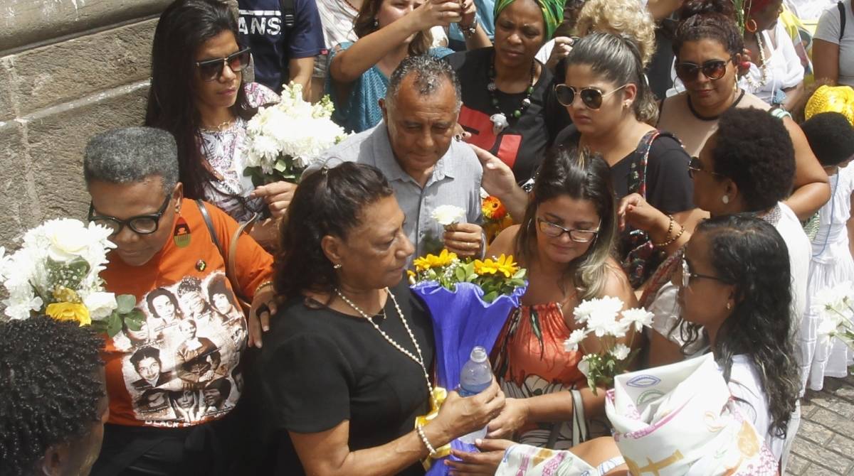 Uma série de eventos programados para esta quinta-feira vão lembrar o primeiro ano da execução de Marielle Franco e do motorista Anderson Gomes. Desde o início da manhã, simpatizantes da vereadora estão nas ruas em atos. Na foto, pai e mãe de Danielle na missa de um ano de sua morte celebrada na Igreja da Candelária,centro do Rio.Na saída, grupos afro cantaram em homenagem a Marielle.                            Estefan Radovicz / Agência O Dia                                   CIDADE,RIO,MARIELLE,ANIVERÁRIO,MORTE