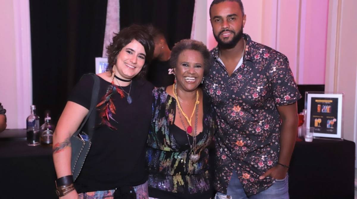 Sandra de Sá com a mulher e o filho