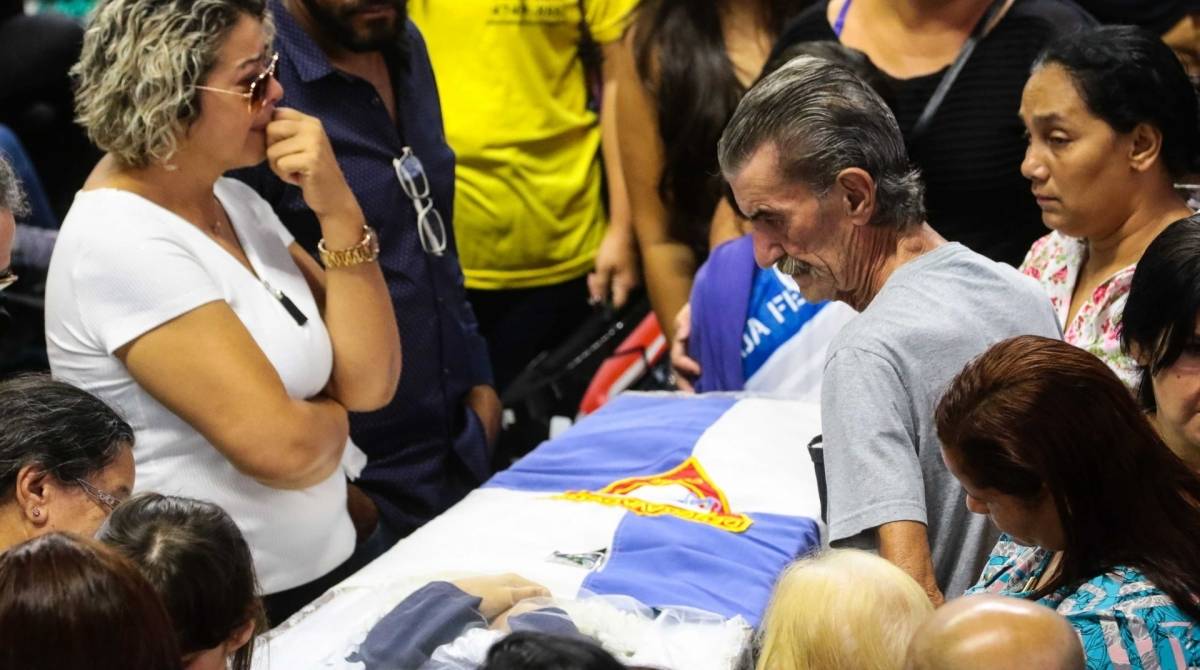 Suzano, 14/03/2019 - AG&Ecirc;NCIA DE NOT&Iacute;CIAS - PARCEIRO -  VEL&Oacute;RIO-CRIME-SP - Vel&oacute;rio coletivo dos alunos assassinados na Escola Raul Brasil, por dois homens encapuzados que invadiram a escola na manha de quarta-feira (13), realizado na Arena Suzano,  em Suzano, na manh&atilde; desta quinta-feira, 14 - Foto: Paulo Guereta/Parceiro/Ag&ecirc;ncia O Dia