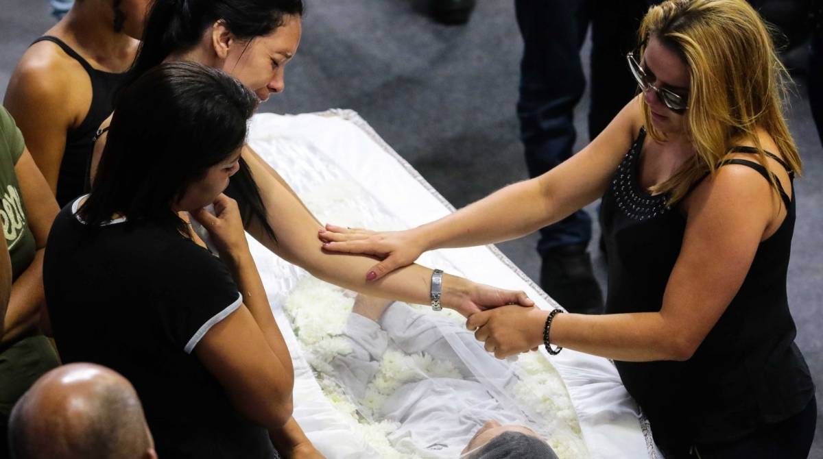 Suzano, 14/03/2019 - AG&Ecirc;NCIA DE NOT&Iacute;CIAS - PARCEIRO -  VEL&Oacute;RIO-CRIME-SP - Vel&oacute;rio coletivo dos alunos assassinados na Escola Raul Brasil, por dois homens encapuzados que invadiram a escola na manha de quarta-feira (13), realizado na Arena Suzano,  em Suzano, na manh&atilde; desta quinta-feira, 14 - Foto: Paulo Guereta/Parceiro/Ag&ecirc;ncia O Dia