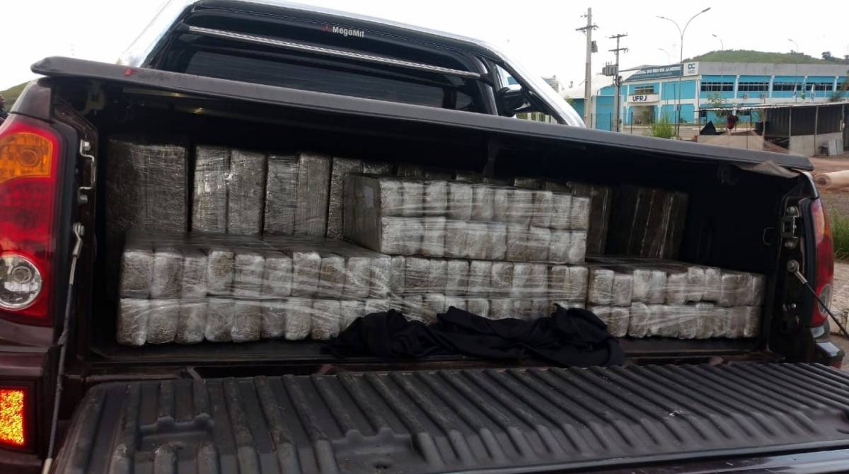 Droga estava escondida por toda parte da caminhonete