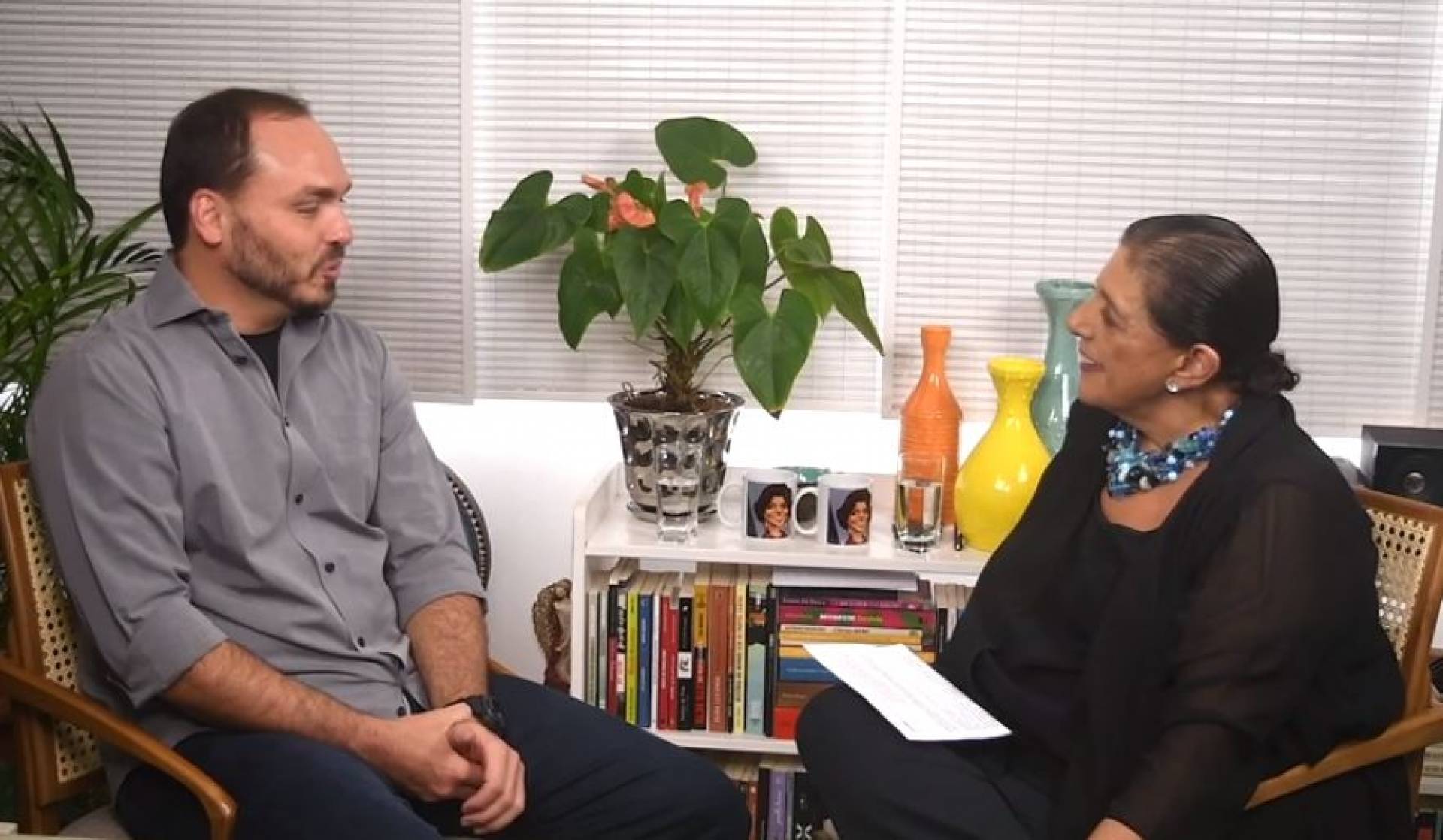 Carlos Bolsonaro deu rara entrevista à Leda Nagle - Reprodução vídeo / Youtube