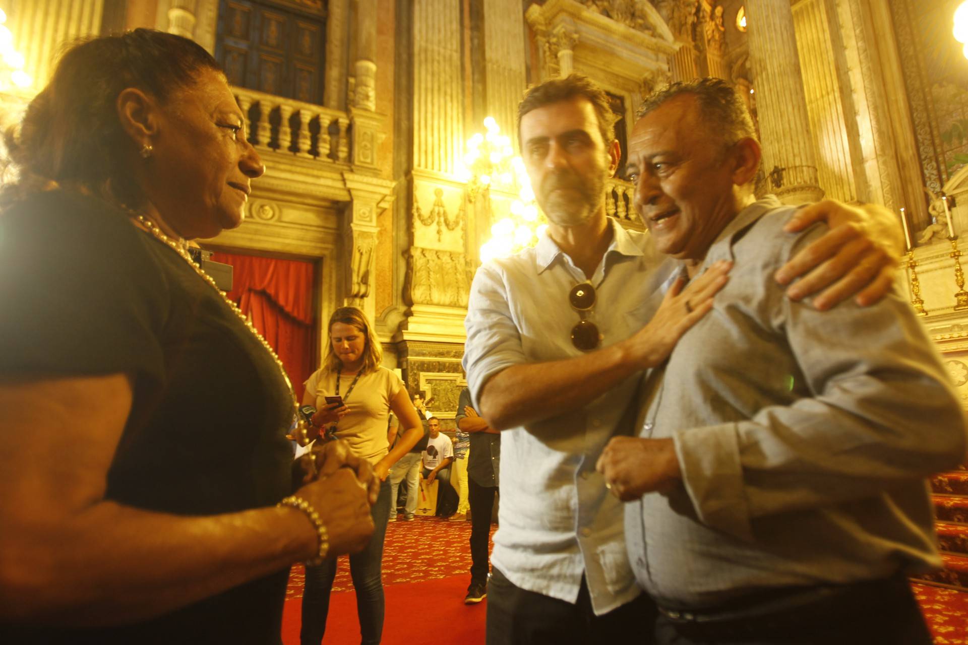 Os pais de Marielle e o deputado federal Marcelo Freixo na missa em mem&oacute;ria da vereadora e de Anderson Gomes - Estefan Radovicz / Ag&ecirc;ncia O Dia