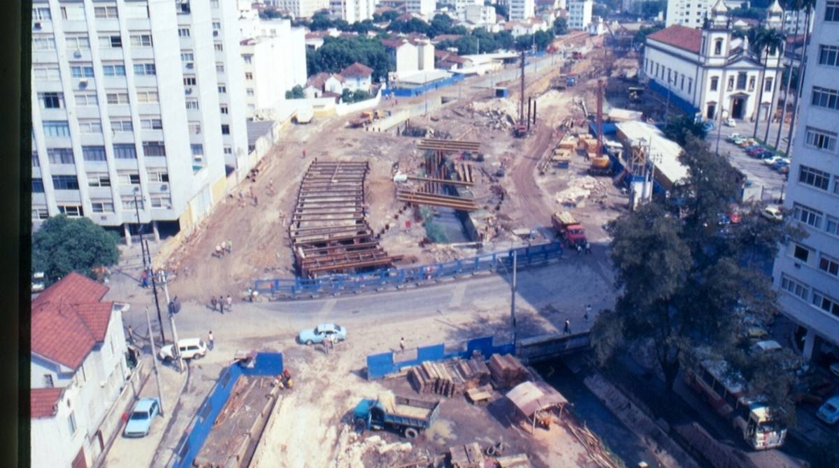 Construção do metrô e estação São Francisco Xavier