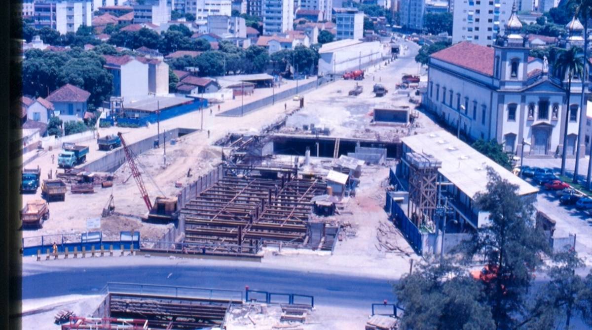 Construção do metrô e estação São Francisco Xavier