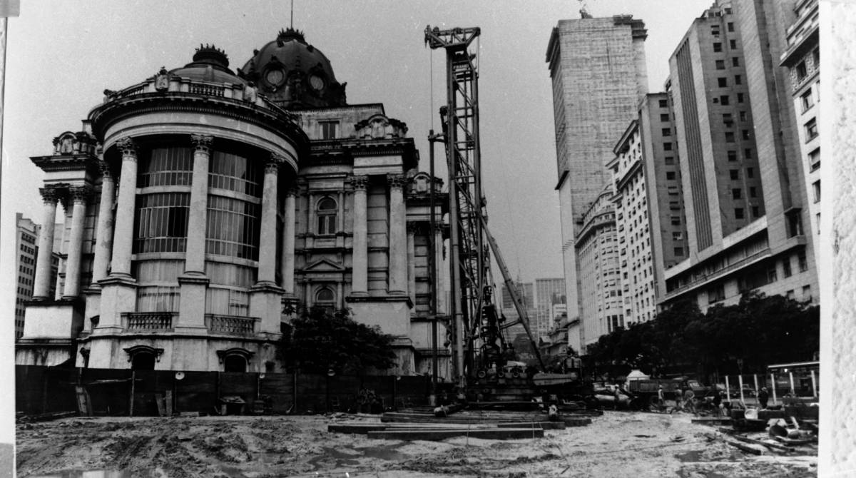 Construção do metrô na Cinelândia derrubou o Palácio Monroe, antigo Senado Federal