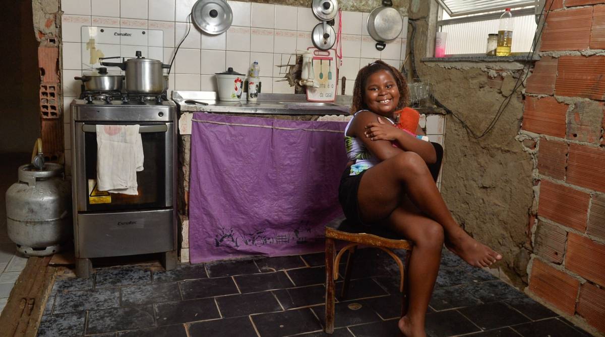 Adrielly na cozinha de casa