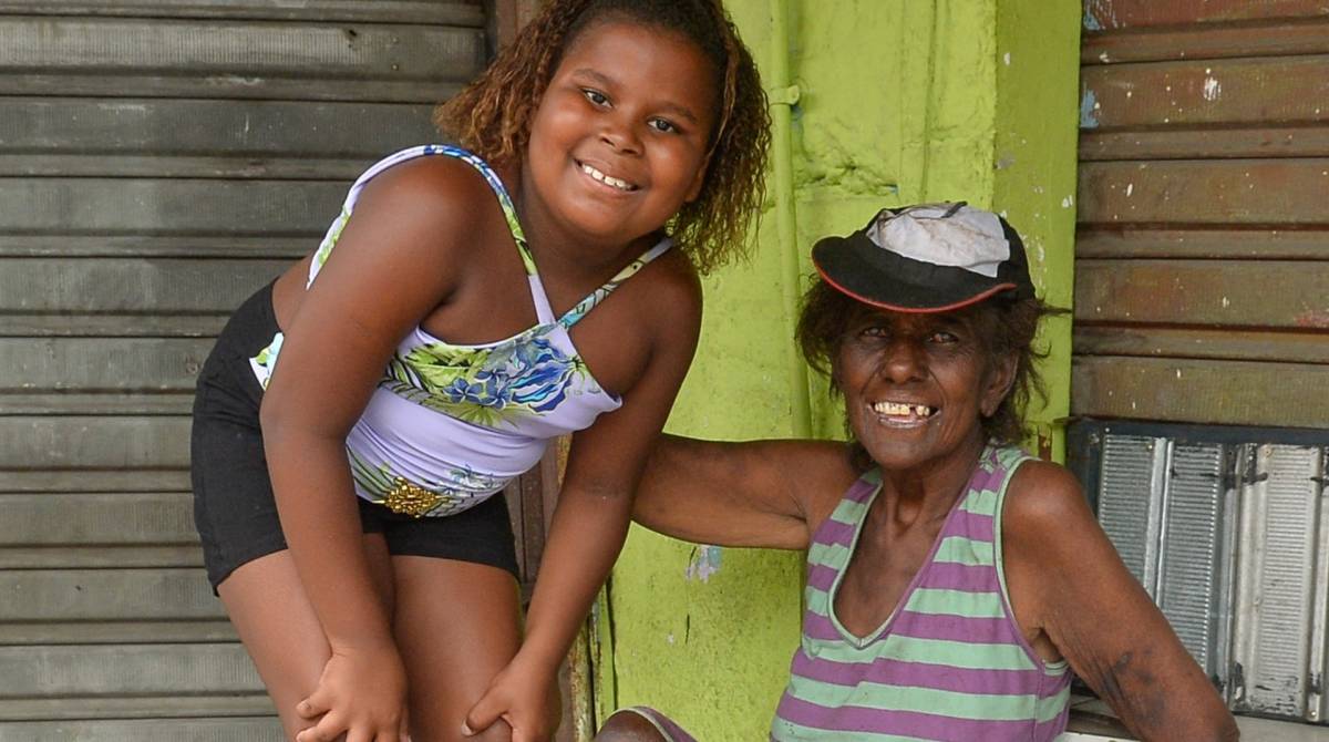 Dona Ednalva, moradora de rua de Realengo, inspirou Adrielly a trocar sua festa de anivers&aacute;rio por doa&ccedil;&atilde;o de alimentos