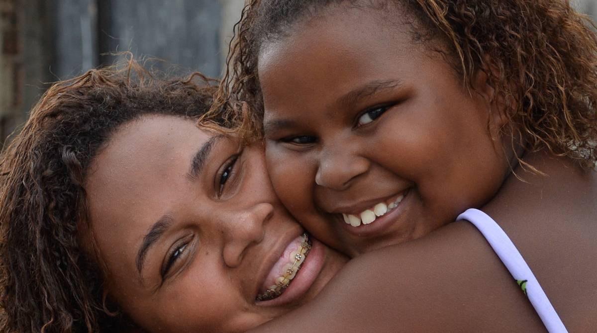 Adrielly abra&ccedil;a a irm&atilde; Marcelly