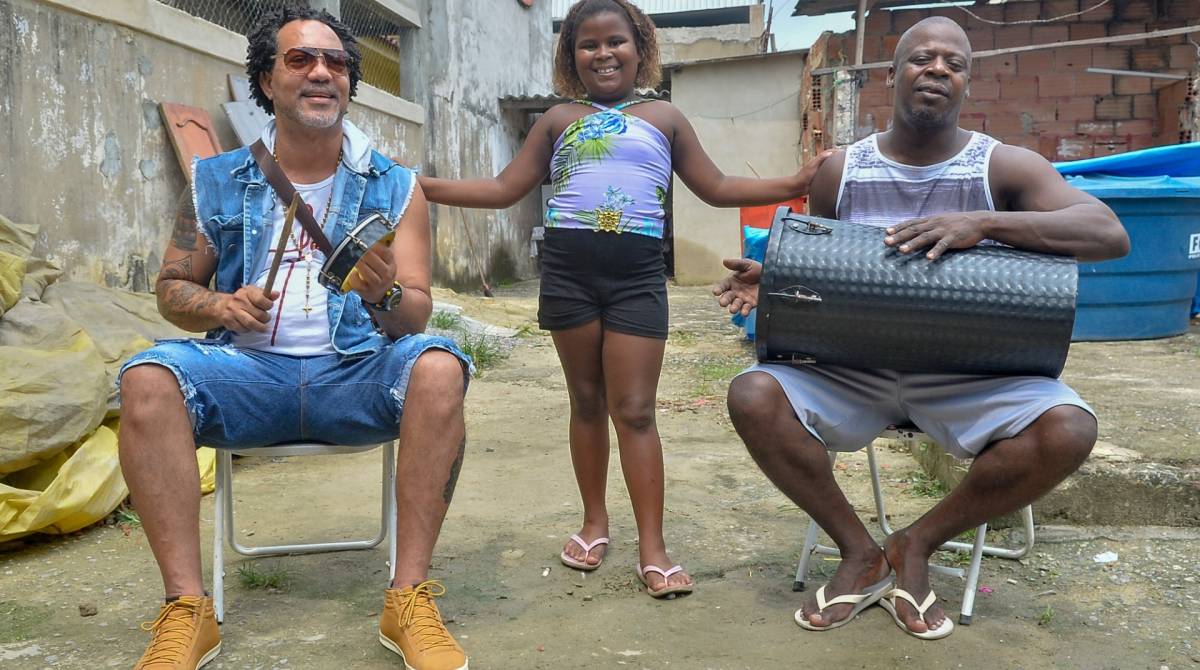 O pai Ricardo Soares (&agrave; direita) e Carlos Cavanha tocam samba para Adrielly