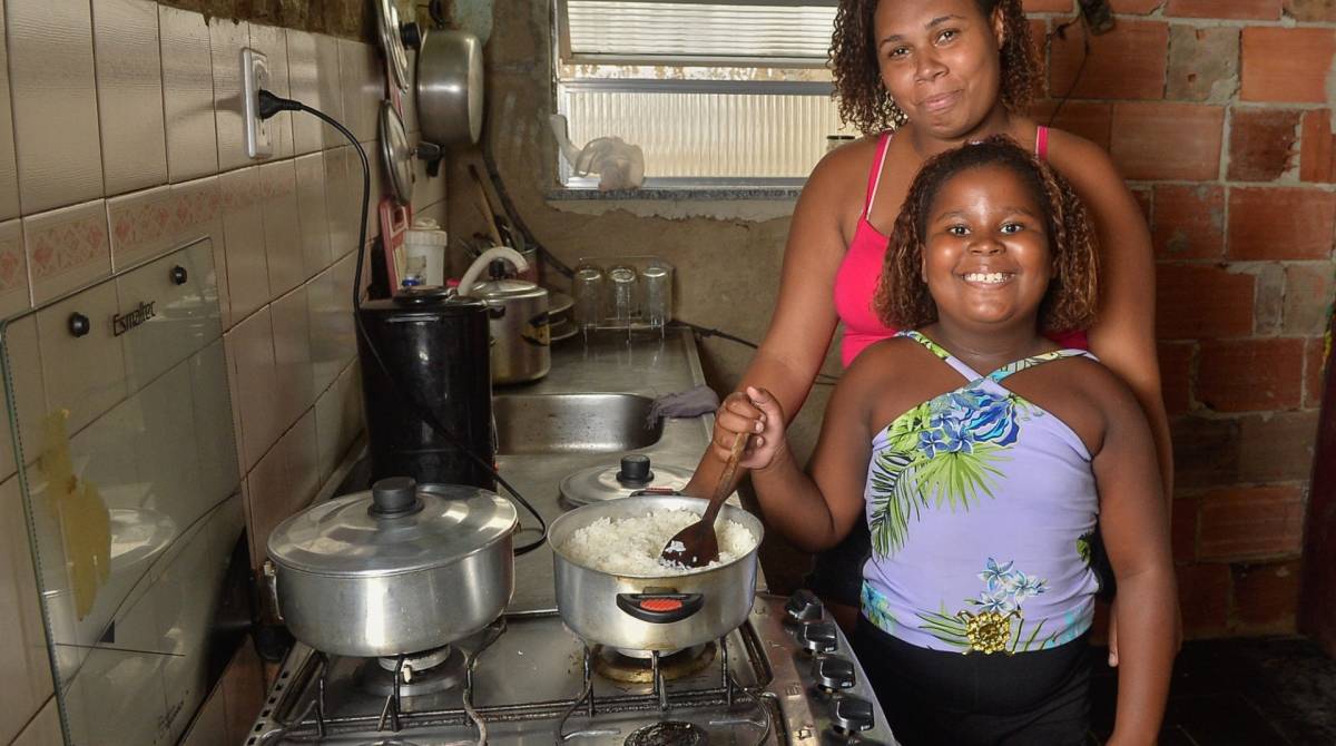 Para comemorar seu aniversário, menina Adrielly fez comida, com a irmã Marcelly, para distribuir a moradores de rua. Depois ganhou festa