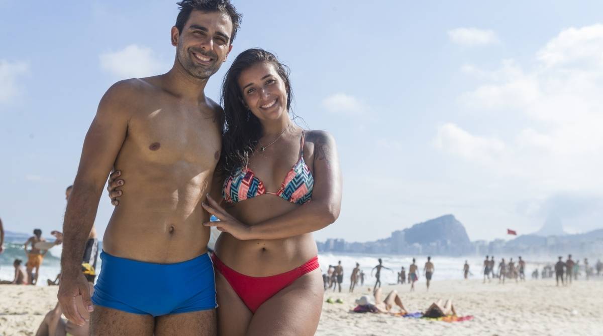 Ultimo final de semana do Ver&atilde;o 2019. Cariocas curtem o domingo de calor na praia do Leme / Copacabana. Na foto: Daniele Bolsas e Alan Carlos Nogueira. Foto: Daniel Castelo Branco / Ag&ecirc;ncia O Dia