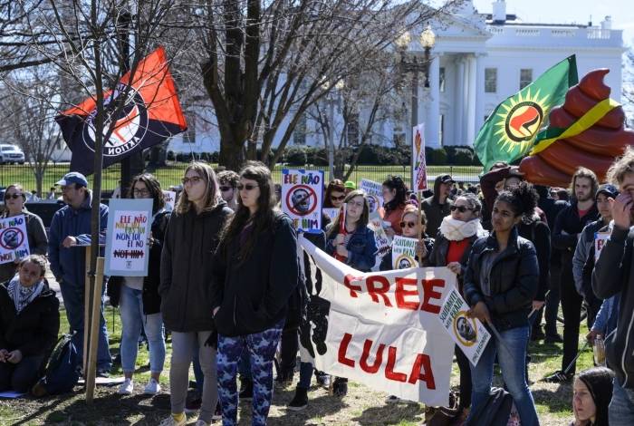 Ativistas americanos e brasileiros protestam em frente à Casa Branca contra o presidente Jair Bolsonaro, que se encontrará com Donald Trump nesta terça-feira