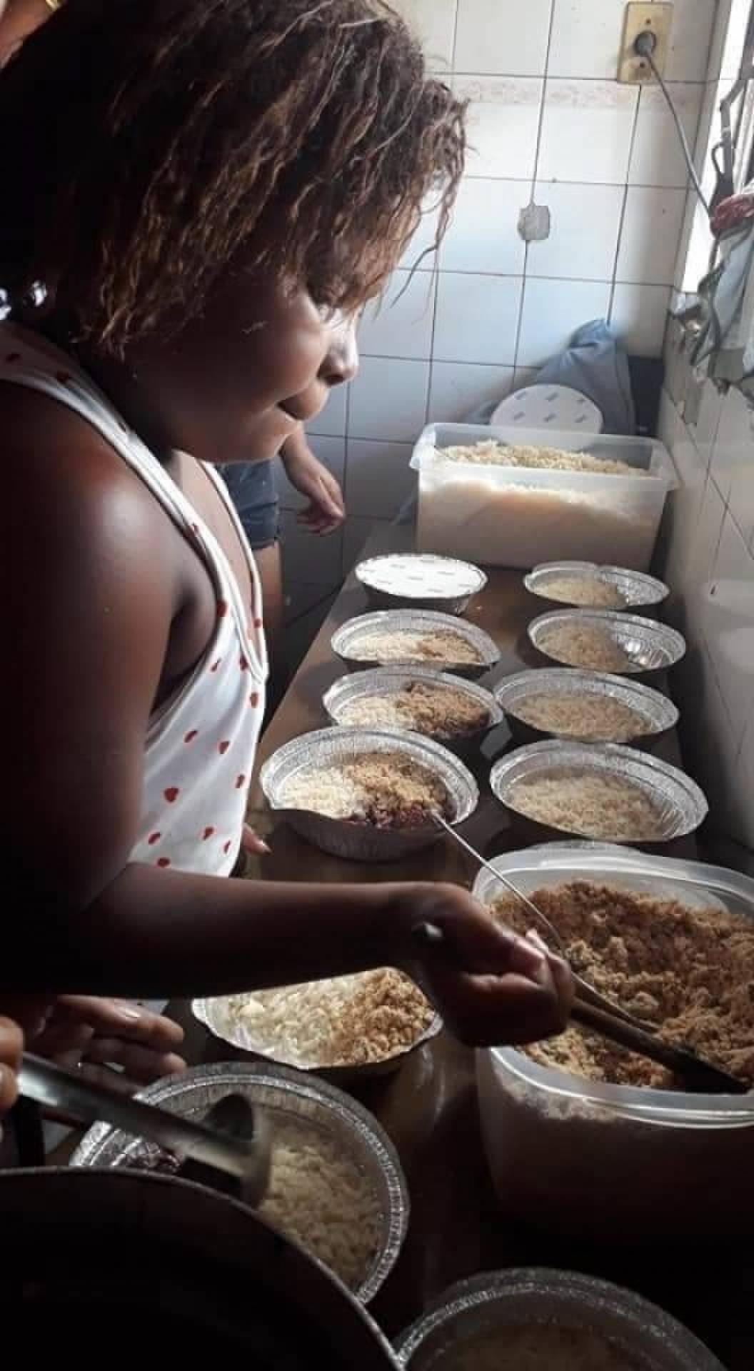 Adrielly ajuda os pais a prepararem as quentinhas servidas para moradores de rua em seu anivers&aacute;rio