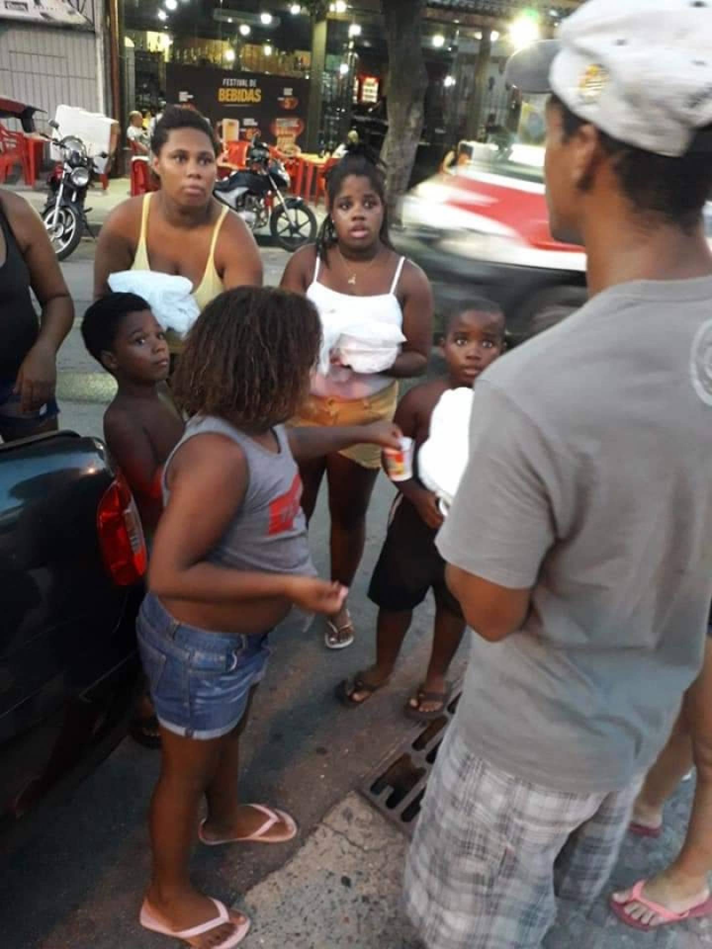 Moradores de rua em Bangu recebem o presente dado por Adrielly