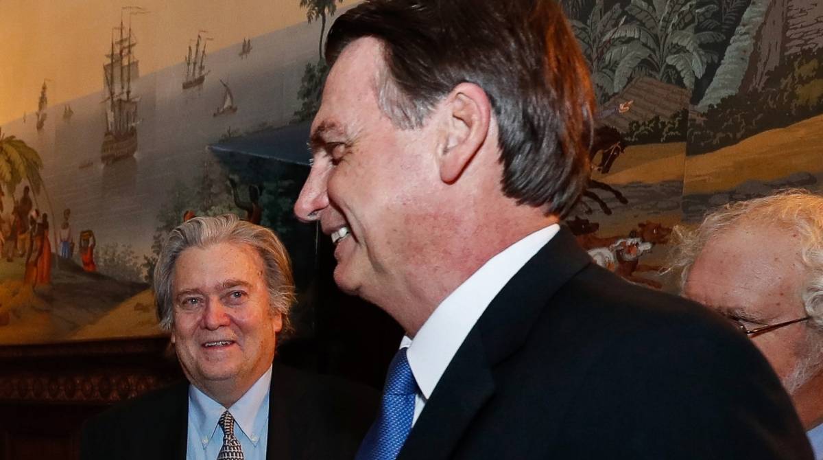 Steve Bannon e Jair Bolsonaro durante encontro nos Estados Unidos - Alan SANTOS / AFP
