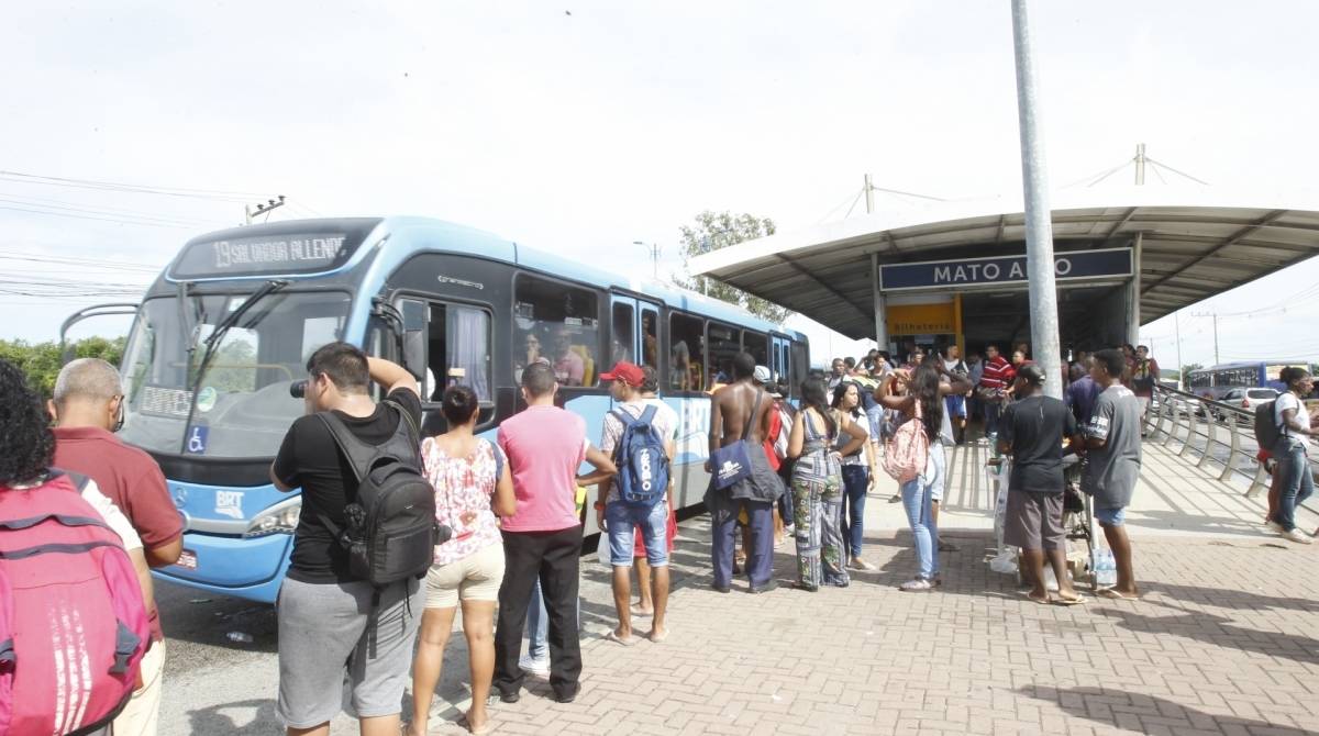 Rio, 18/03/2019 - Passageiros do BRT fazem manifesta&ccedil;&atilde;o no corredor Transoeste do sistema de transportes, na esta&ccedil;&atilde;o Mato Alto, em Guaratiba, na Zona Oeste do Rio, pedindo melhorias no transporte. - Foto: Estefan Radovicz/Ag&ecirc;ncia O Dia