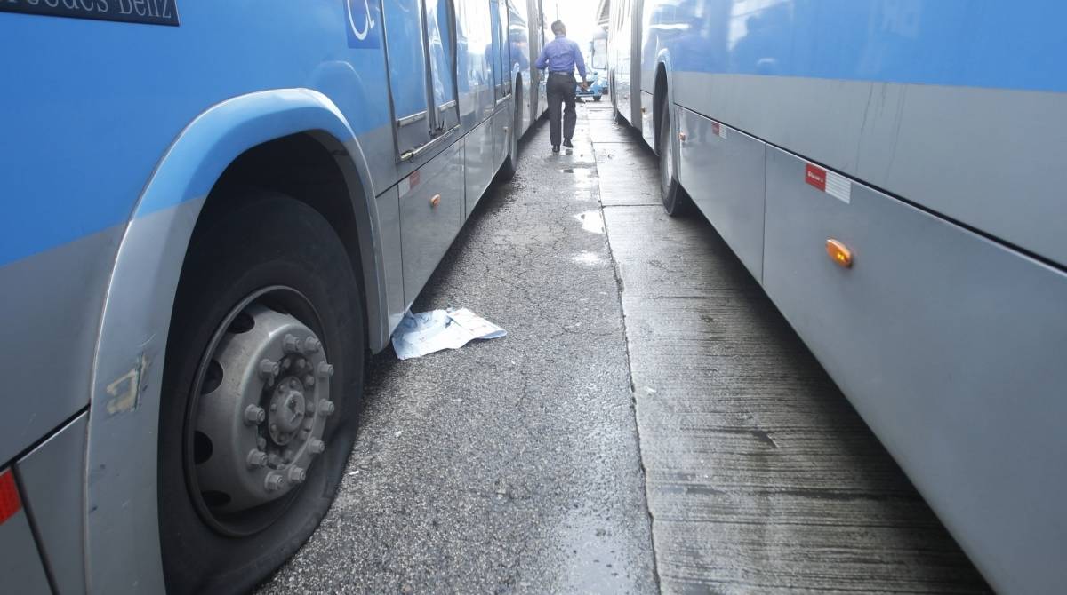 Rio, 18/03/2019 - Passageiros do BRT fazem manifesta&ccedil;&atilde;o no corredor Transoeste do sistema de transportes, na esta&ccedil;&atilde;o Mato Alto, em Guaratiba, na Zona Oeste do Rio, pedindo melhorias no transporte. - Foto: Estefan Radovicz/Ag&ecirc;ncia O Dia