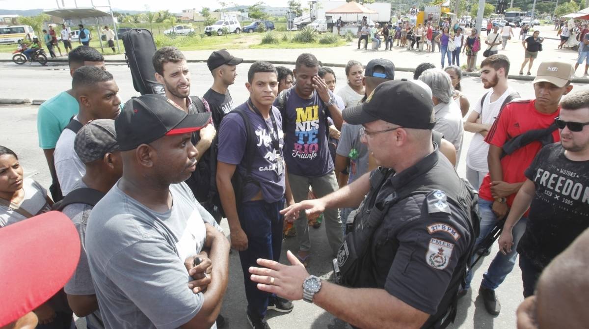 Rio, 18/03/2019 - Passageiros do BRT fazem manifesta&ccedil;&atilde;o no corredor Transoeste do sistema de transportes, na esta&ccedil;&atilde;o Mato Alto, em Guaratiba, na Zona Oeste do Rio, pedindo melhorias no transporte. - Foto: Estefan Radovicz/Ag&ecirc;ncia O Dia