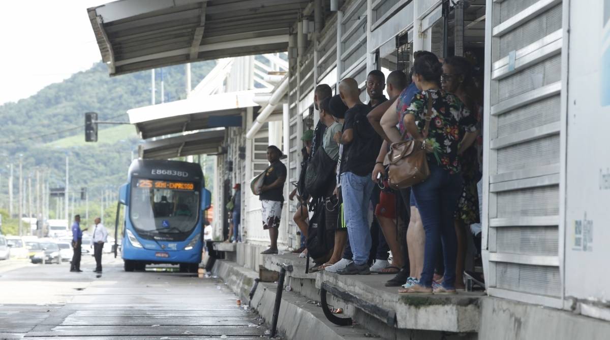 Rio, 18/03/2019 - Passageiros do BRT fazem manifesta&ccedil;&atilde;o no corredor Transoeste do sistema de transportes, na esta&ccedil;&atilde;o Mato Alto, em Guaratiba, na Zona Oeste do Rio, pedindo melhorias no transporte. - Foto: Estefan Radovicz/Ag&ecirc;ncia O Dia