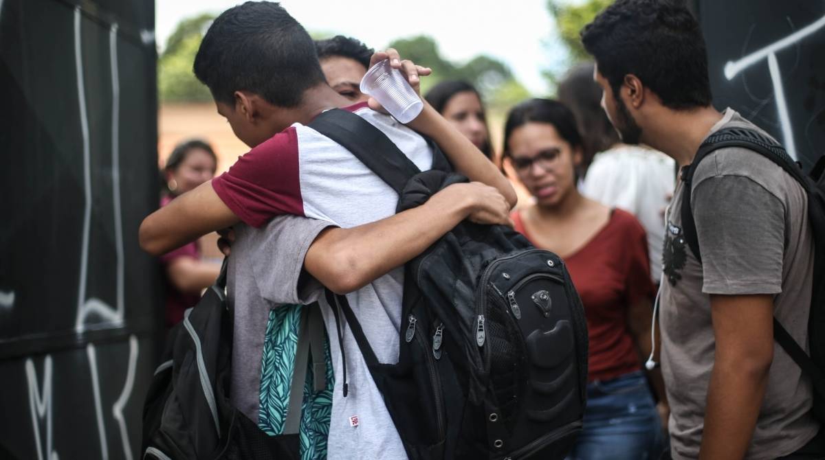 Estudantes se abraçam na volta à Escola Estadual Raul Brasil  - WERTHER SANTANA / ESTADÃO CONTEÚDO