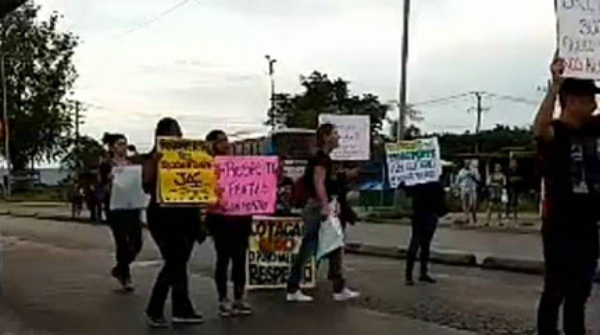 Manifestantes ocupam a pista do corredor expresso