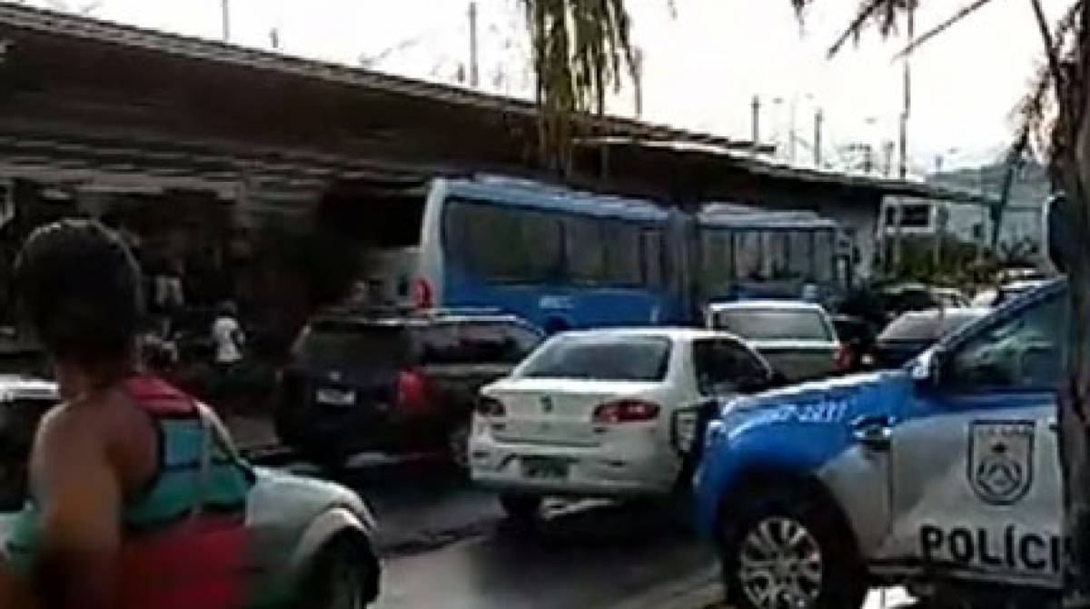 Manifestantes ocupam a pista do corredor expresso