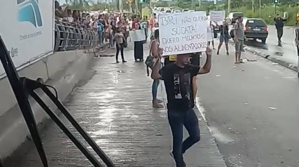 Manifestantes ocupam a pista do corredor expresso - Reprodução / Pedra de Guaratiba