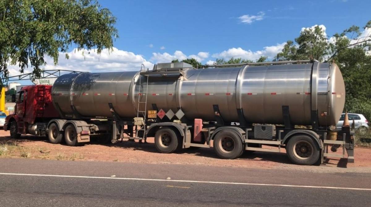 Caminhão-tanque com etanol foi apreendido pela Polícia Rodoviária estadual em frente à Canabrava - Divulgação BPRv