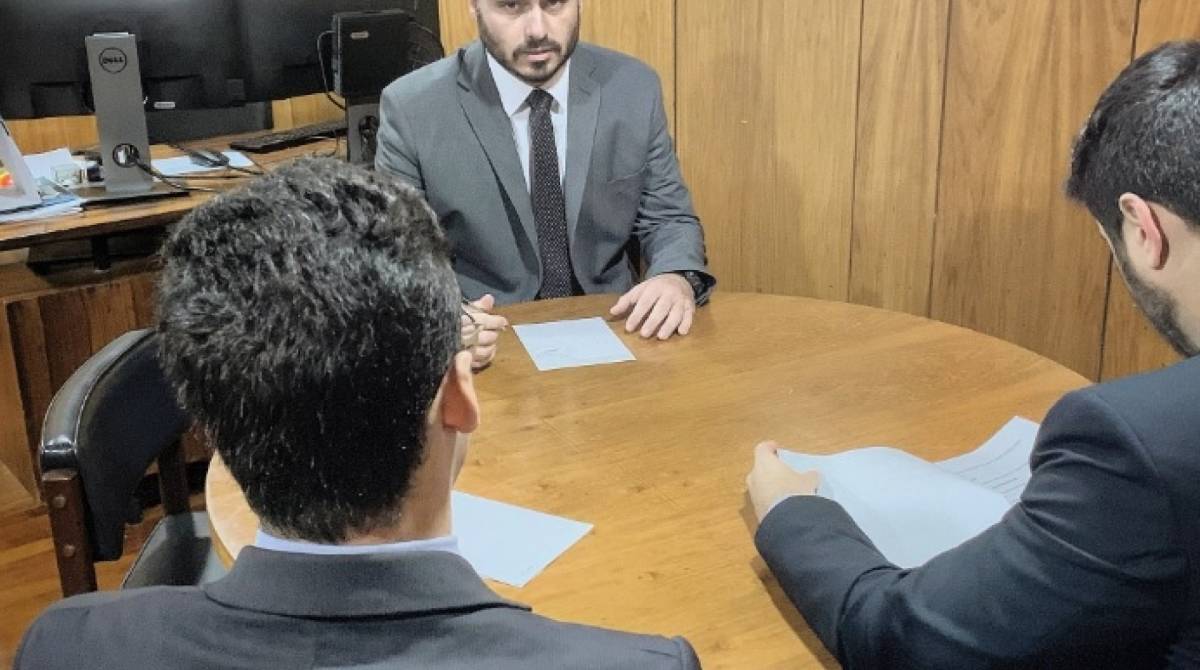 Carlos Bolsonaro aproveitou viagem do pai para visitar o Palácio do Planalto - Reprodução Twitter