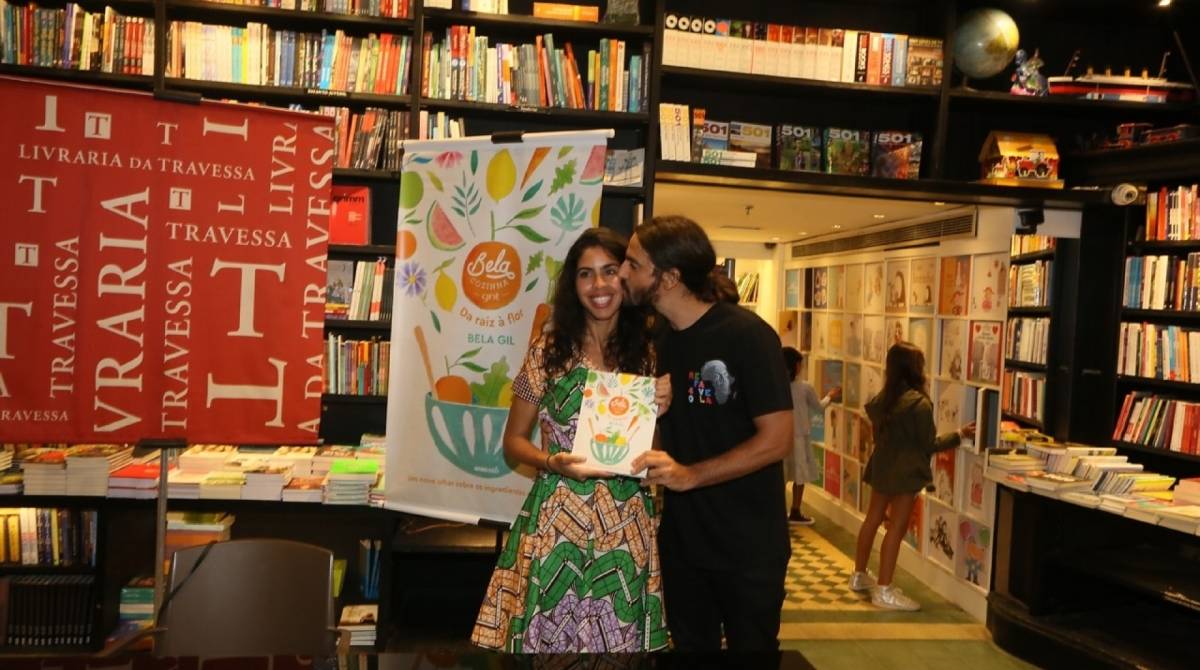 Bela Gil lança livro em shopping do Leblon