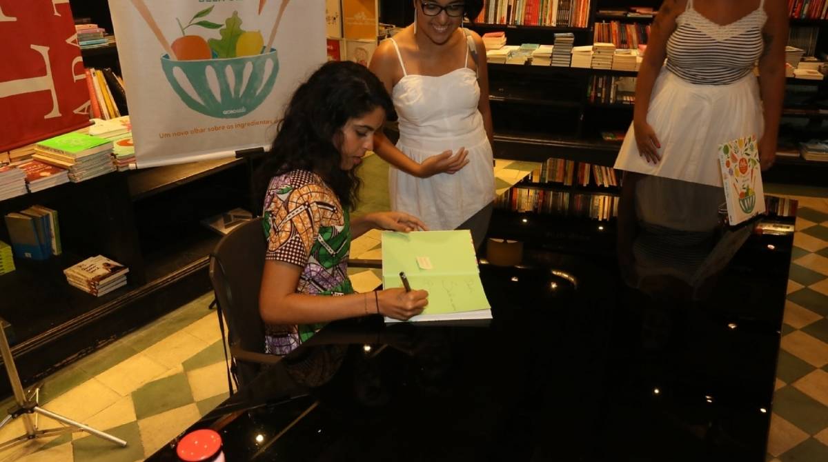 Bela Gil lança livro em shopping do Leblon