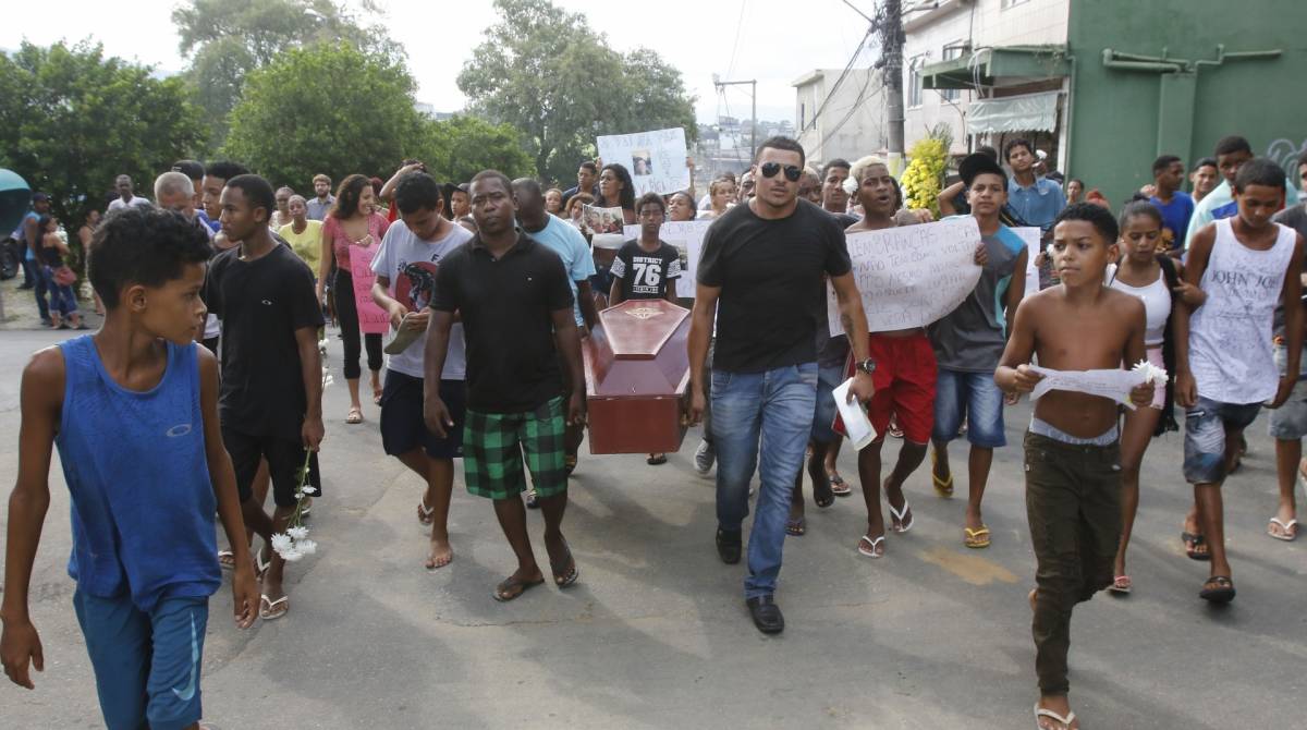 Rio de Janeiro - RJ - 18/03/2019 - Policia - Sepultamento - Enterro do Menino Kauan. Familia acusa policiais militares de dispararem contra o menino, na comunidade Chatuba, em Mesquita, baixada fluminense - foto: Reginaldo Pimenta / Agencia O Dia