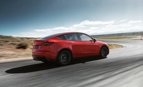 Locadora de automóveis fecha acordo com a Uber e compra 200 mil carros elétricos da Tesla para compor sua frota